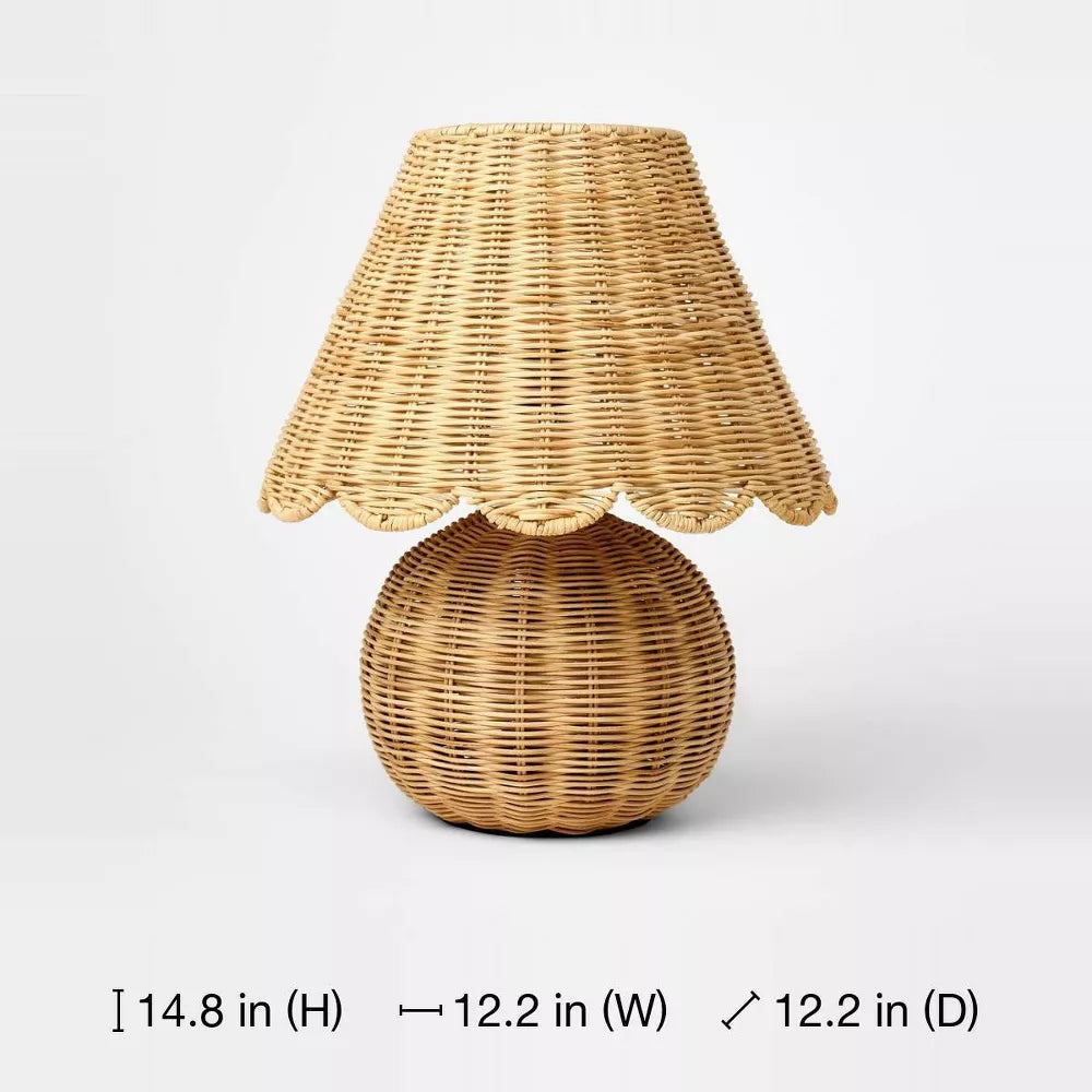 Tischlampe aus Rattan mit geflochtenem Sockel und gewelltem Kuppelschirm