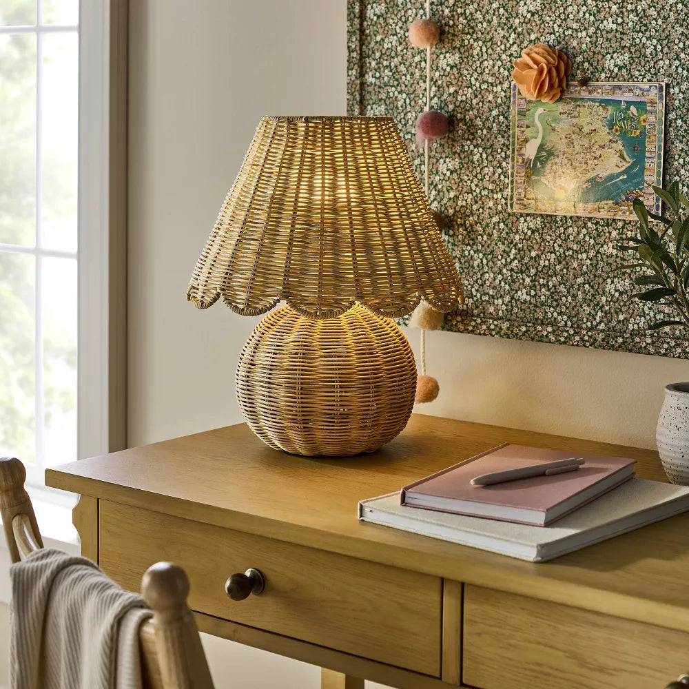 Tischlampe aus Rattan mit geflochtenem Sockel und gewelltem Kuppelschirm