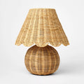 Tischlampe aus Rattan mit geflochtenem Sockel und gewelltem Kuppelschirm