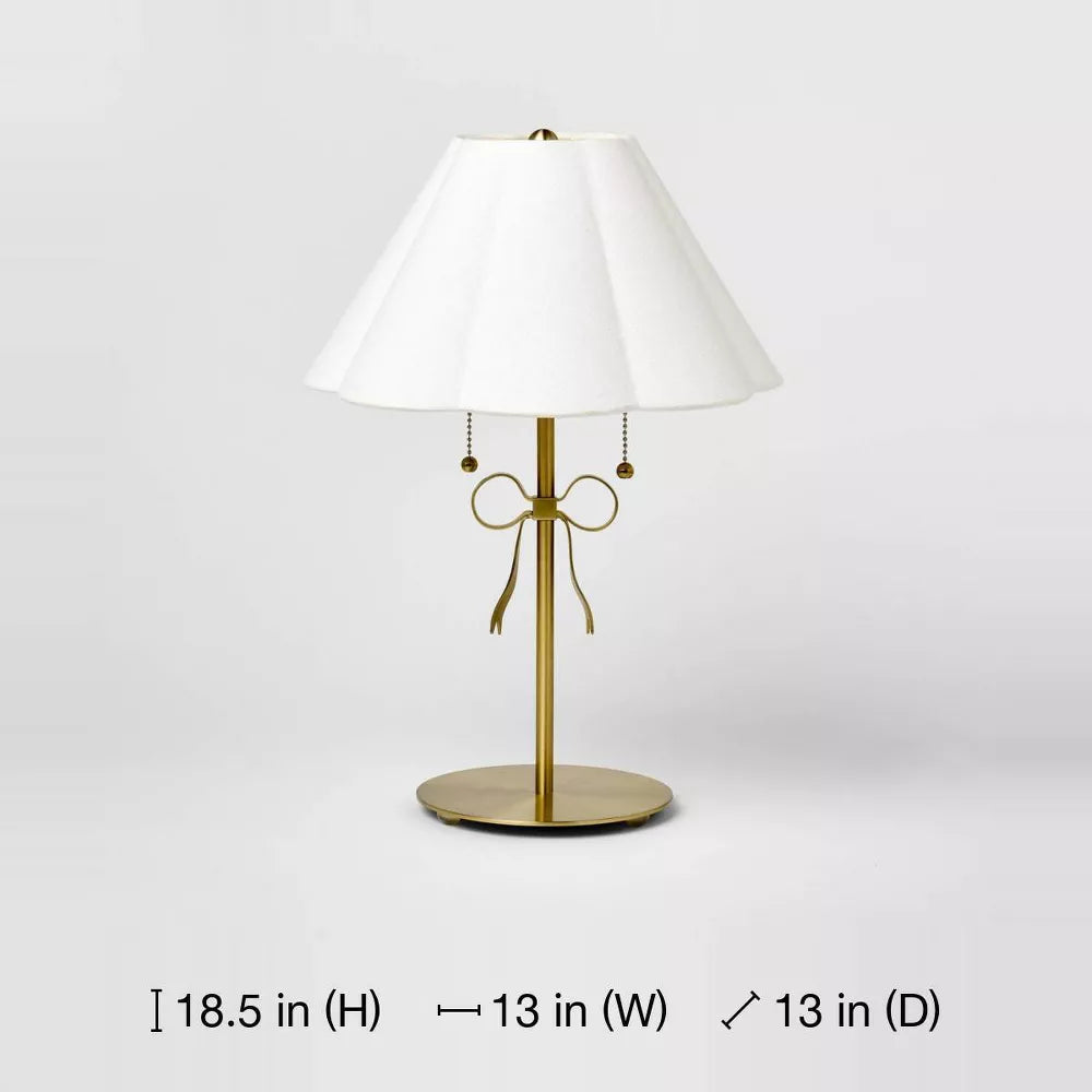 Schlanke Tischlampe mit Schleifendekor und Empire-Stoffschirm