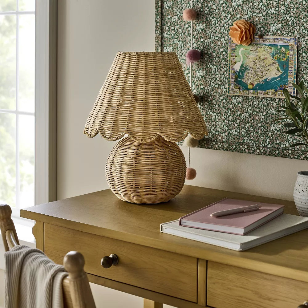 Tischlampe aus Rattan mit geflochtenem Sockel und gewelltem Kuppelschirm