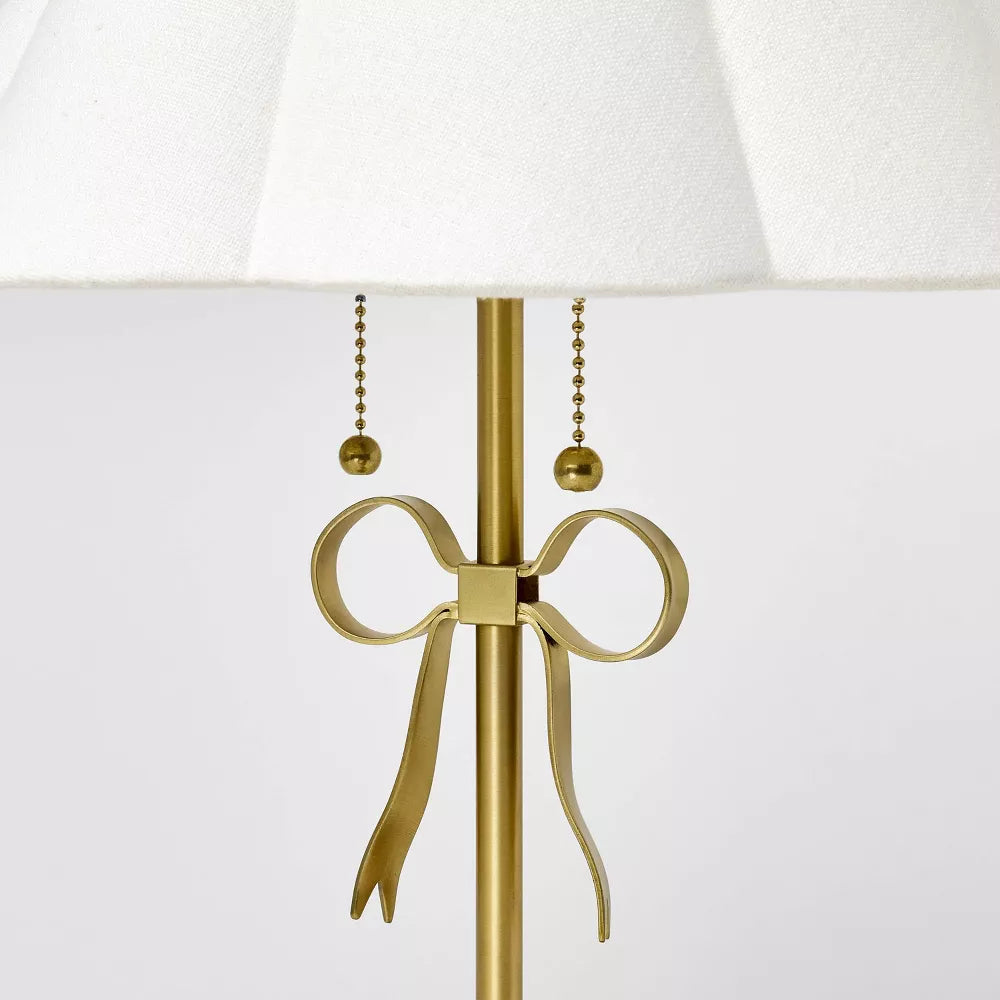 Schlanke Tischlampe mit Schleifendekor und Empire-Stoffschirm