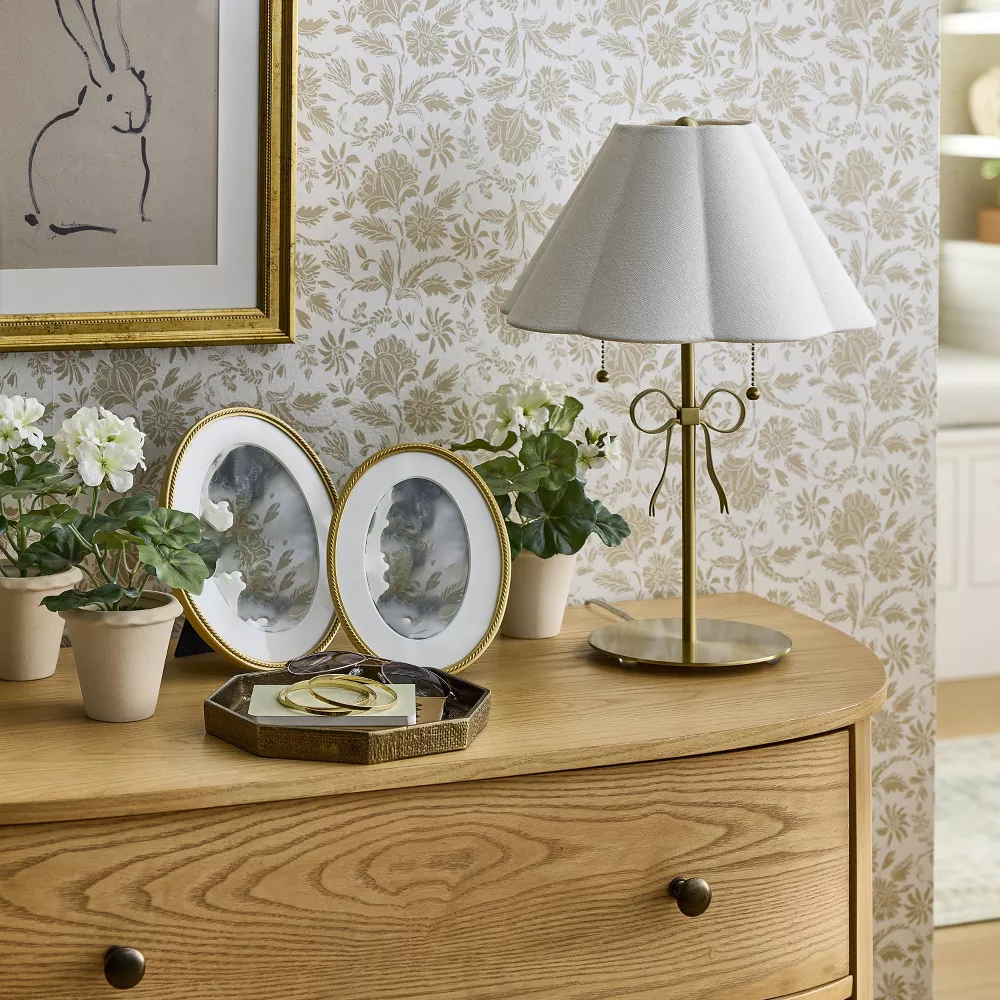 Schlanke Tischlampe mit Schleifendekor und Empire-Stoffschirm