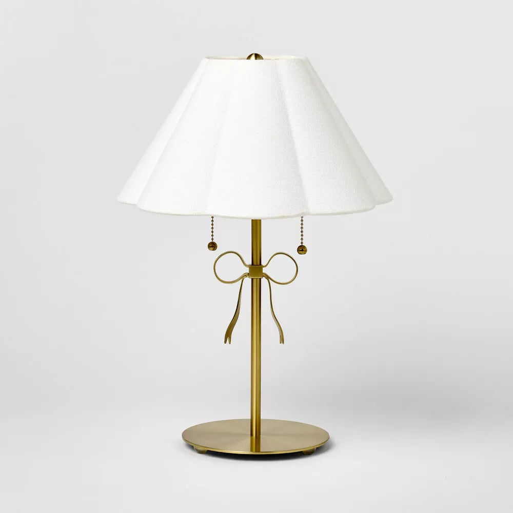 Schlanke Tischlampe mit Schleifendekor und Empire-Stoffschirm